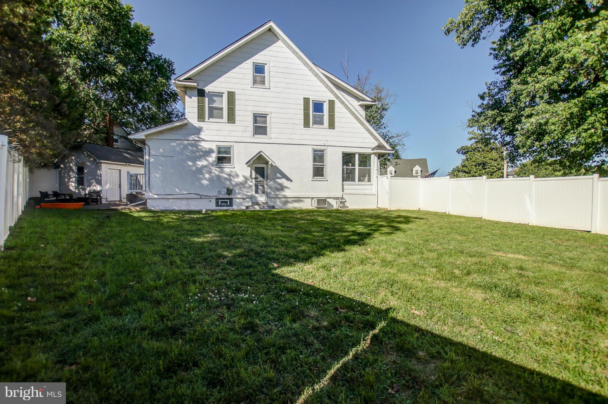 814 Dorchester Road Baltimore, MD 21229 - Photo 28 of 30 a front view of a house with a yard