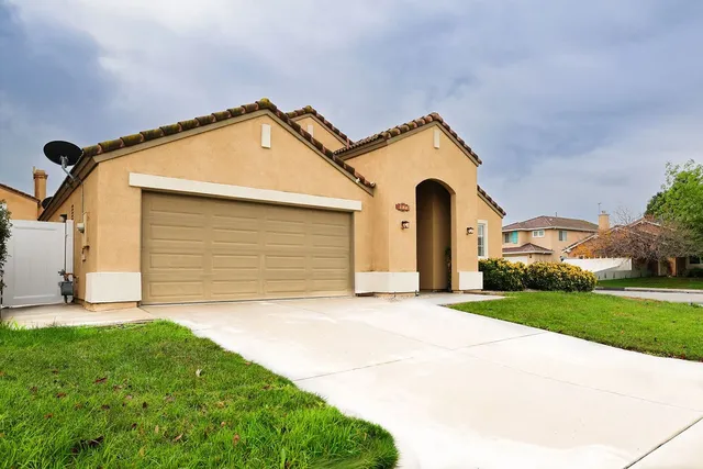 a view of a house with a yard and garage