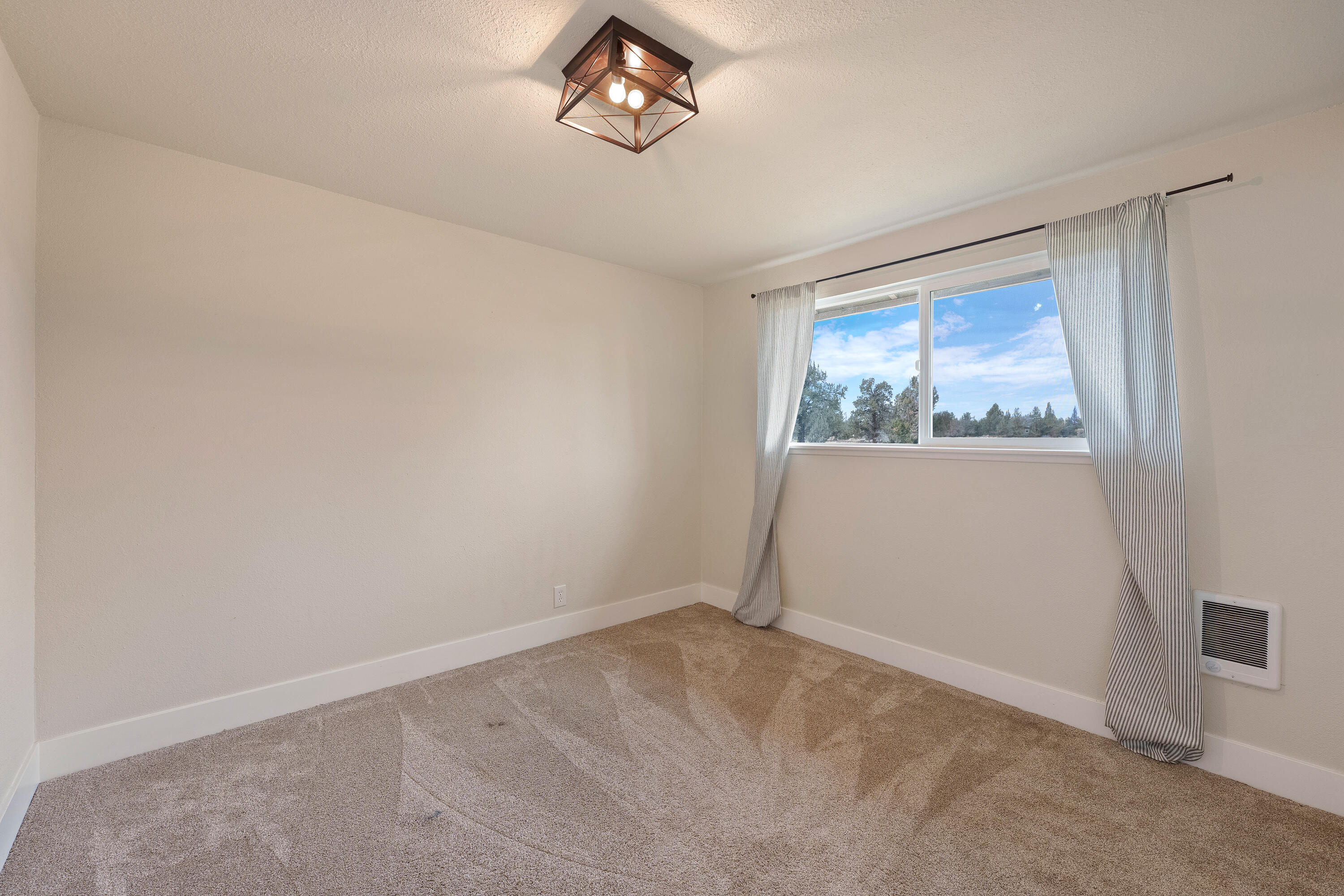 62118 Cody Jr Road Bend, OR 97701 - Photo 19 of 42 2nd Bedroom