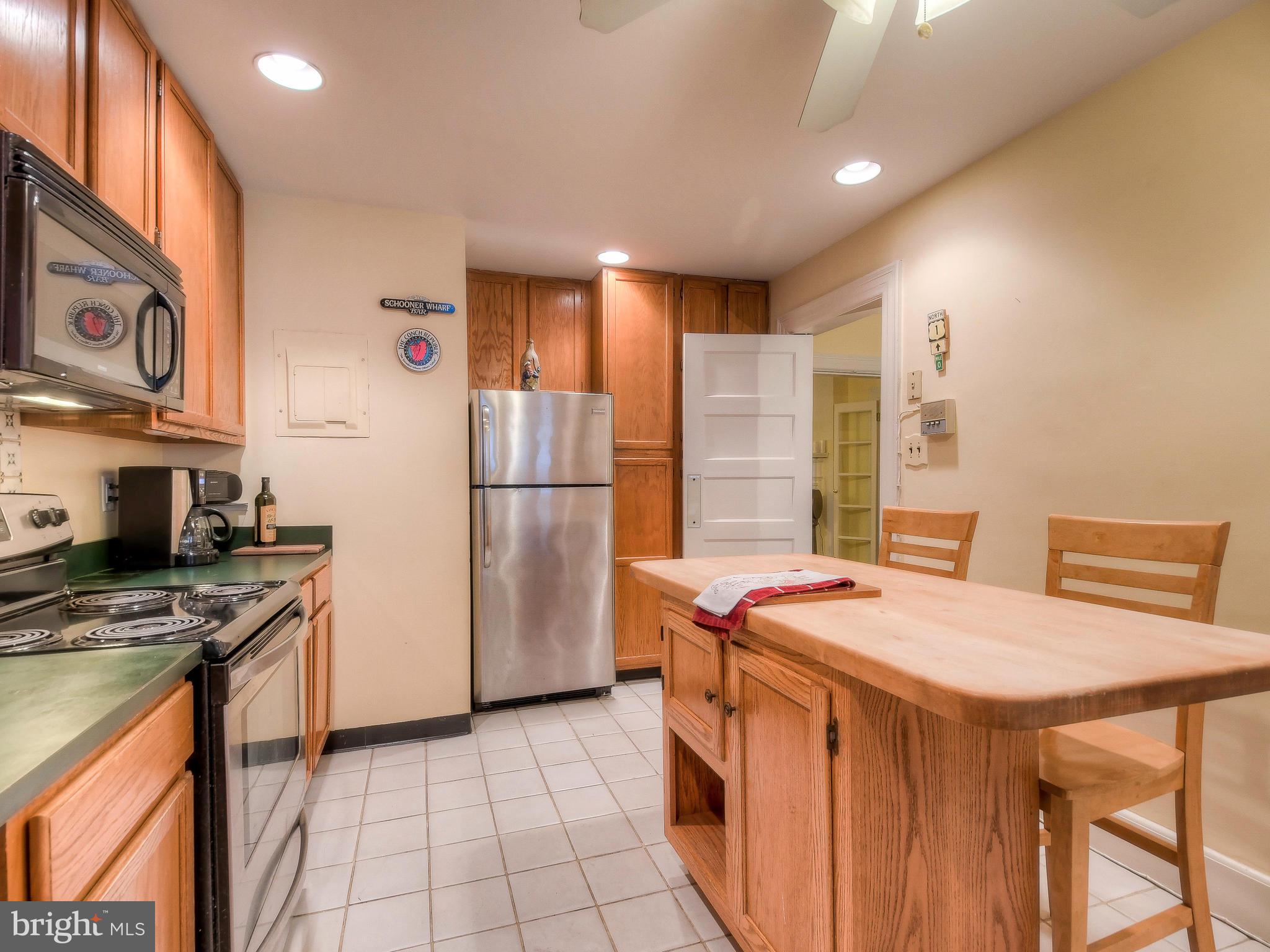 610 Somerset Road, Unit 302 Baltimore, MD 21210 - Photo 21 of 39 Kitchen / Island