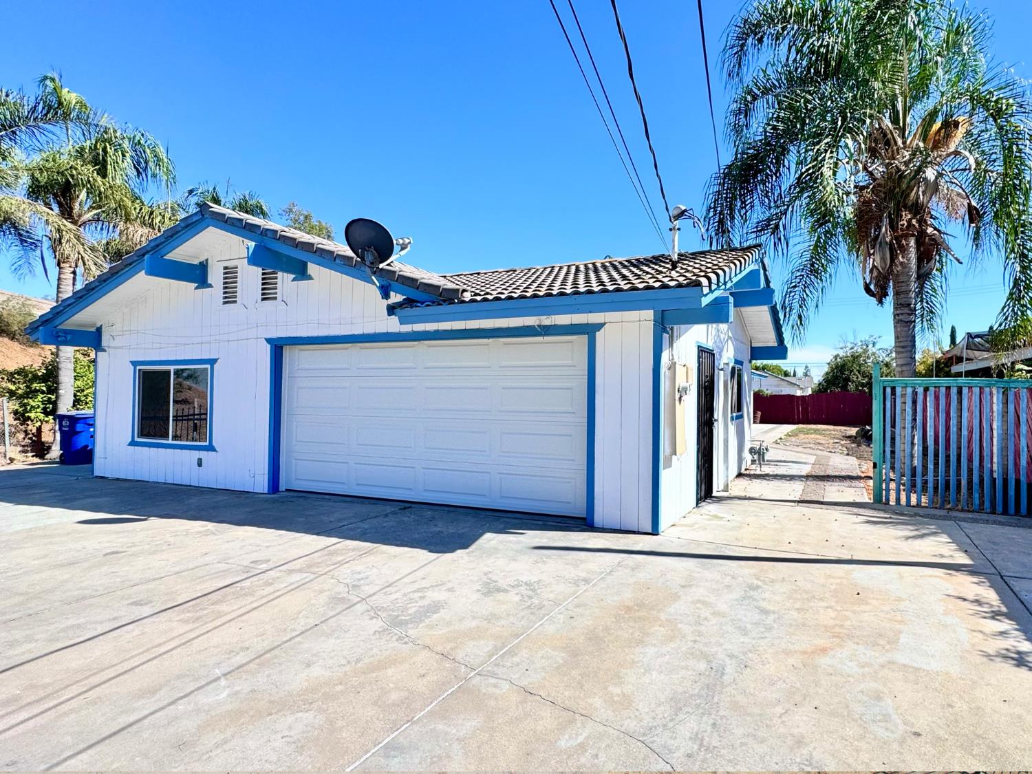 a view of entryway with a house