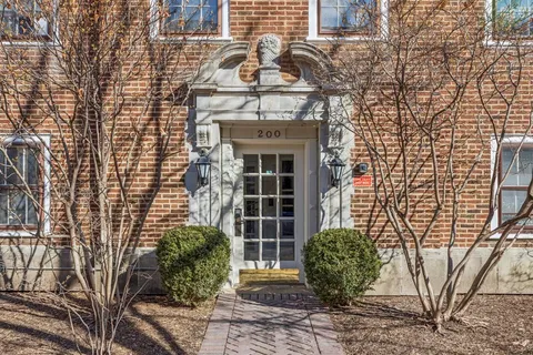 $500,000 | 200 South Maple Avenue, Unit 12, Oak Park, IL 60302