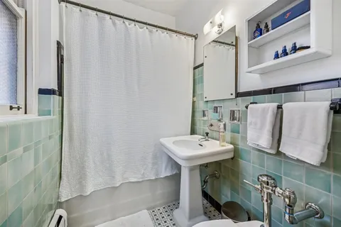 $500,000 | 200 South Maple Avenue, Unit 12, Oak Park, IL 60302