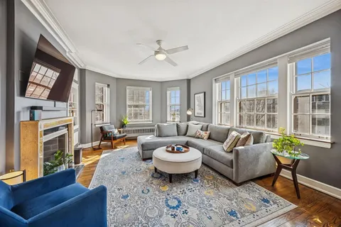 $500,000 | 200 South Maple Avenue, Unit 12, Oak Park, IL 60302