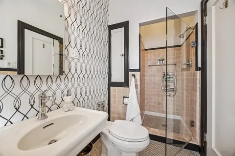 $500,000 | 200 South Maple Avenue, Unit 12, Oak Park, IL 60302