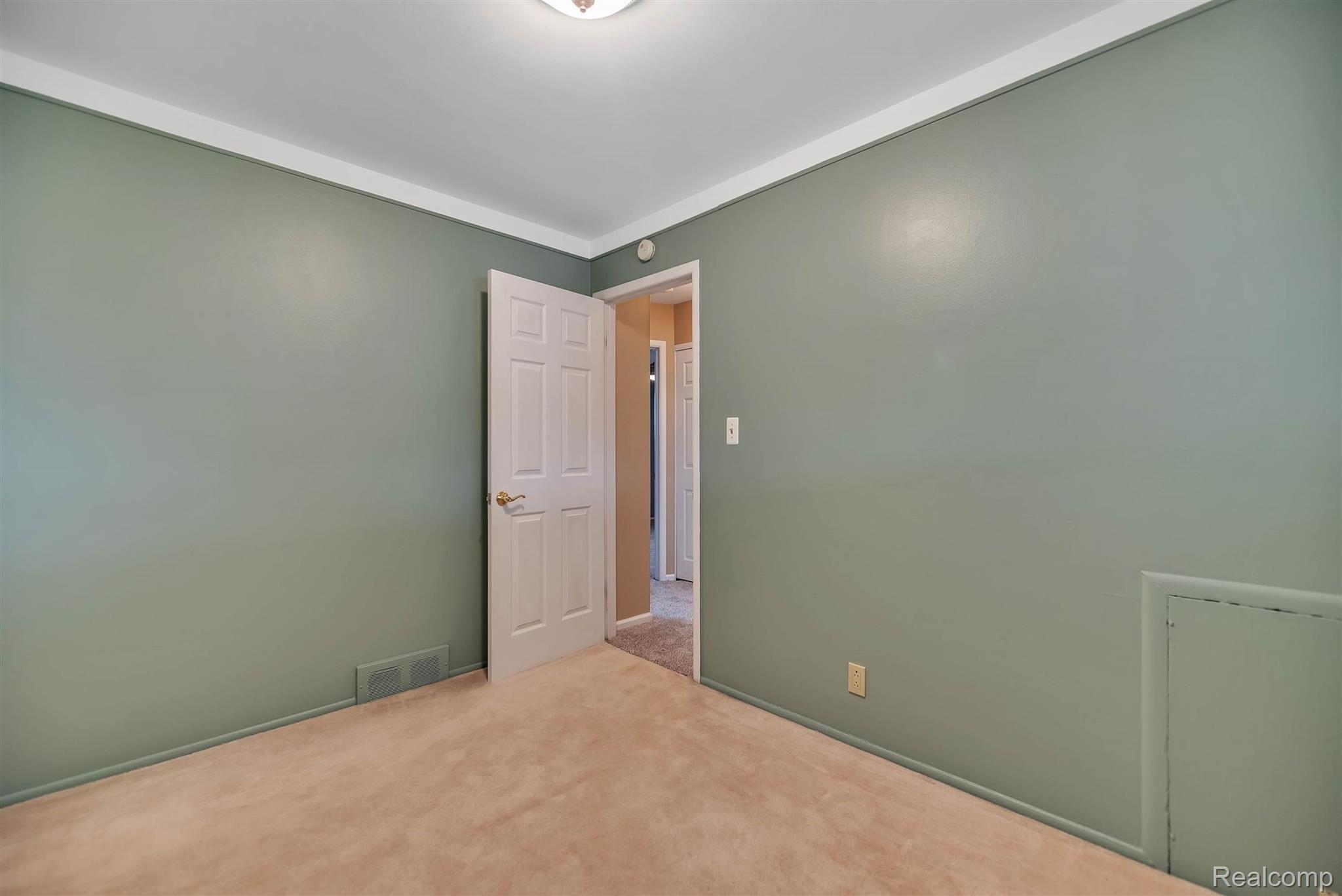 32757 Ridgefield Avenue Warren, MI 48088 - Photo 25 of 46 26-32757 Ridgefield Ave-WindowStill.jpg