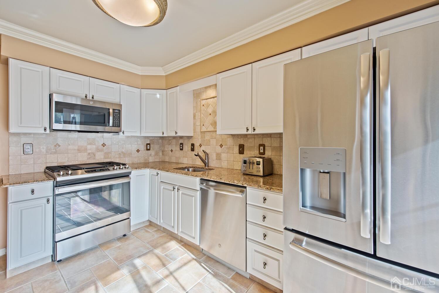 6 Oxford Road Holmdel, NJ 07733 - Photo 11 of 28 Gallery Image 11