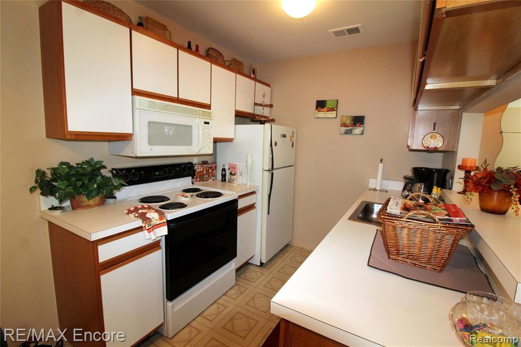 24060 Middlebelt Road, Unit 23 Farmington Hills, MI 48336 - Photo 6 of 13