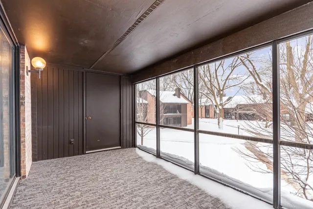 $194,900 | 740 St Andrews Lane, Unit 21, Crystal Lake, IL 60014