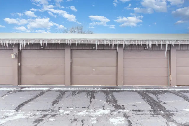 $194,900 | 740 St Andrews Lane, Unit 21, Crystal Lake, IL 60014