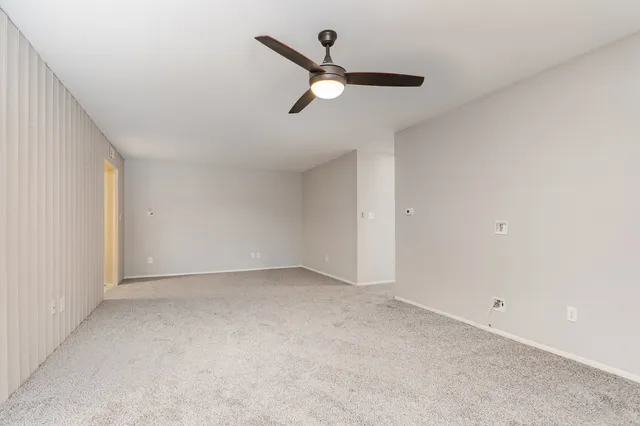 $194,900 | 740 St Andrews Lane, Unit 21, Crystal Lake, IL 60014