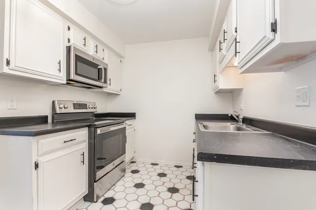 $194,900 | 740 St Andrews Lane, Unit 21, Crystal Lake, IL 60014