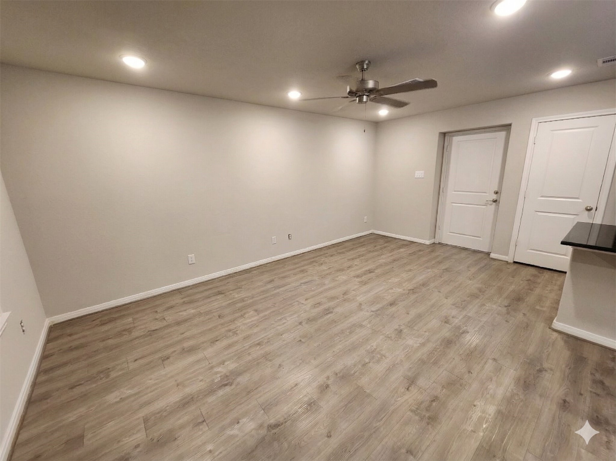 422 3rd Street Rosenberg, TX 77471 - Photo 4 of 14 an empty room with a empty space