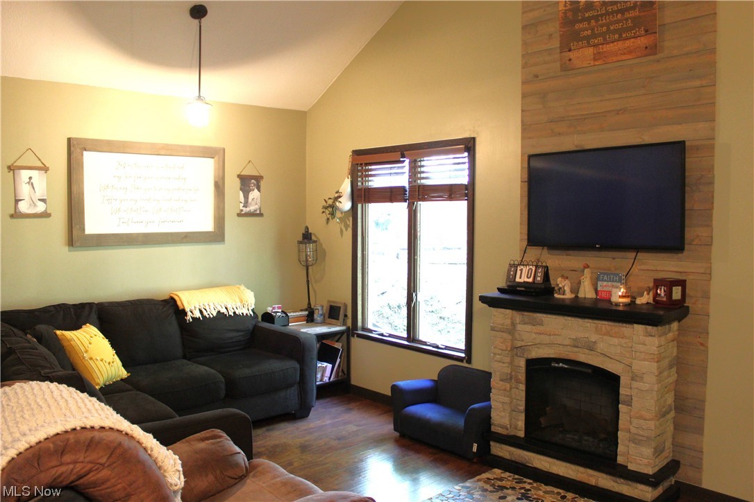 202 Middle Ridge Lane Waverly, WV 26184 - Photo 7 of 33 Living room