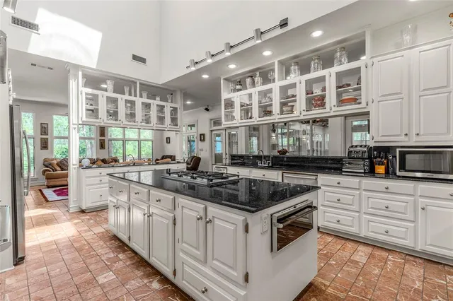 $1,400,000 | 1 Creekside Drive, Greenville, TX 75402