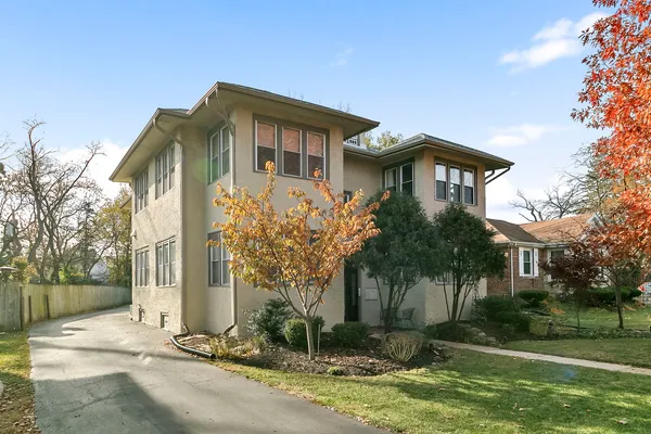 $319,000 | 395 North Delaplaine Road, Unit 1W, Riverside, IL 60546