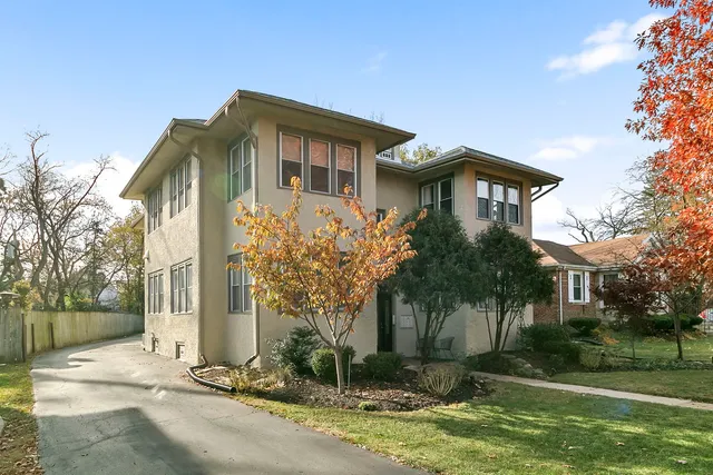 $339,000 | 395 North Delaplaine Road, Unit 1W, Riverside, IL 60546