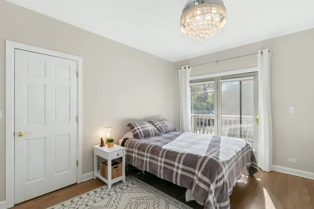 $339,000 | 395 North Delaplaine Road, Unit 1W, Riverside, IL 60546