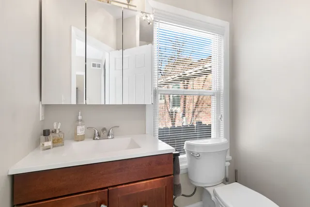 $339,000 | 395 North Delaplaine Road, Unit 1W, Riverside, IL 60546