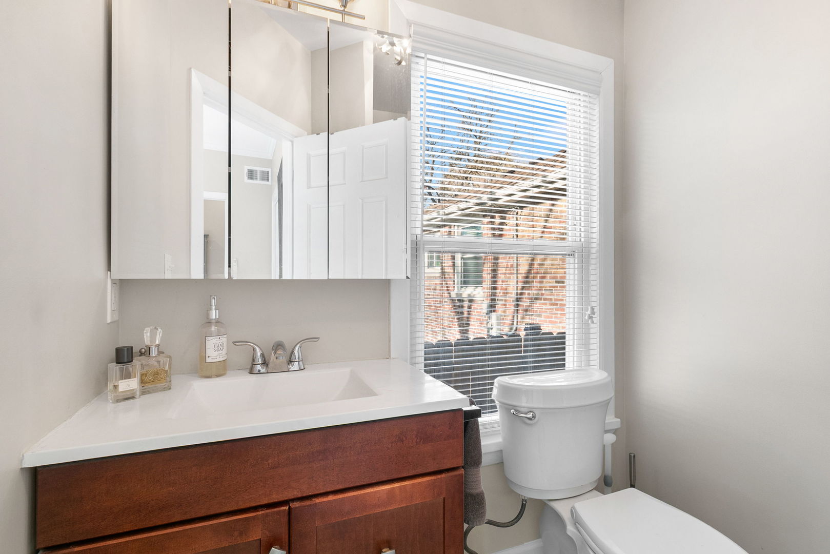 395 North Delaplaine Road, Unit 1W Riverside, IL 60546 - Photo 13 of 34 Gallery Image 13