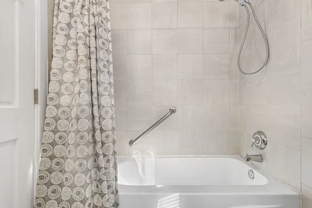 $339,000 | 395 North Delaplaine Road, Unit 1W, Riverside, IL 60546