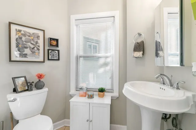 $339,000 | 395 North Delaplaine Road, Unit 1W, Riverside, IL 60546