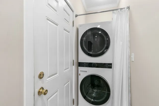 $339,000 | 395 North Delaplaine Road, Unit 1W, Riverside, IL 60546