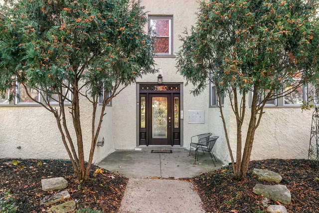 $339,000 | 395 North Delaplaine Road, Unit 1W, Riverside, IL 60546