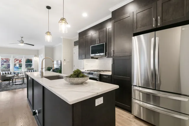 $339,000 | 395 North Delaplaine Road, Unit 1W, Riverside, IL 60546