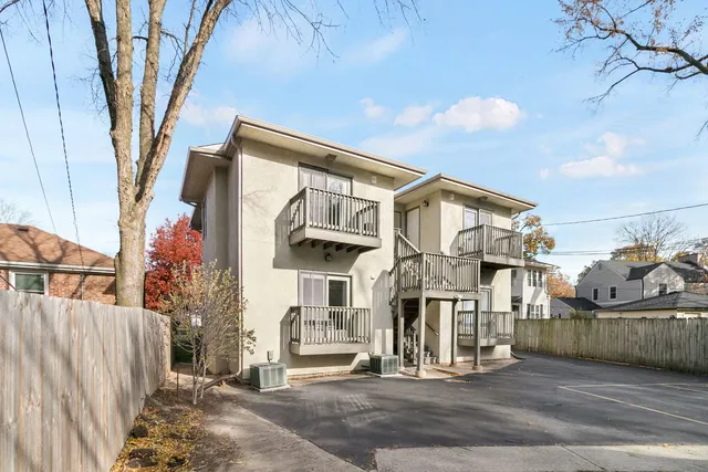 $339,000 | 395 North Delaplaine Road, Unit 1W, Riverside, IL 60546