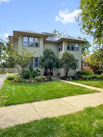 $339,000 | 395 North Delaplaine Road, Unit 1W, Riverside, IL 60546