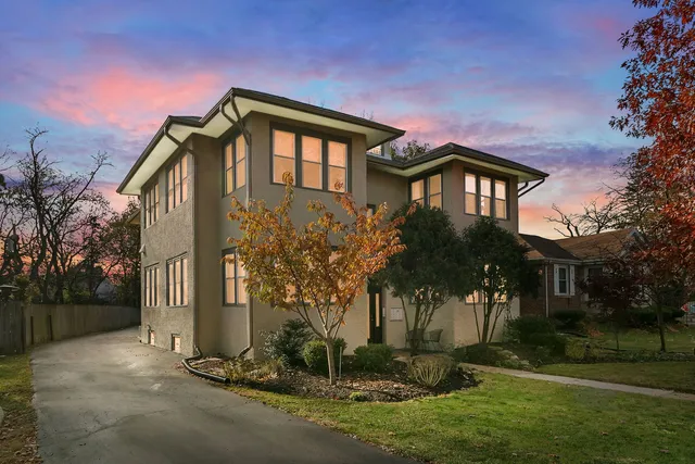 $339,000 | 395 North Delaplaine Road, Unit 1W, Riverside, IL 60546