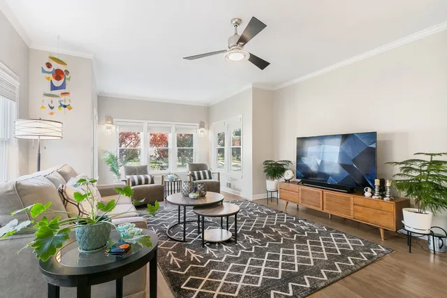 $339,000 | 395 North Delaplaine Road, Unit 1W, Riverside, IL 60546