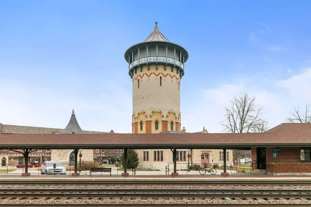 $339,000 | 395 North Delaplaine Road, Unit 1W, Riverside, IL 60546