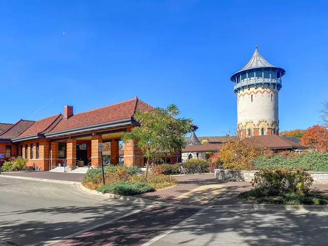 $339,000 | 395 North Delaplaine Road, Unit 1W, Riverside, IL 60546