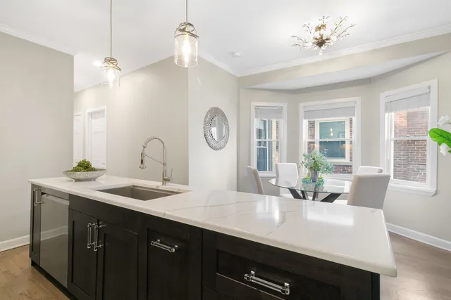 $339,000 | 395 North Delaplaine Road, Unit 1W, Riverside, IL 60546