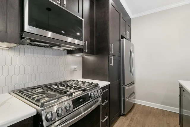 $339,000 | 395 North Delaplaine Road, Unit 1W, Riverside, IL 60546