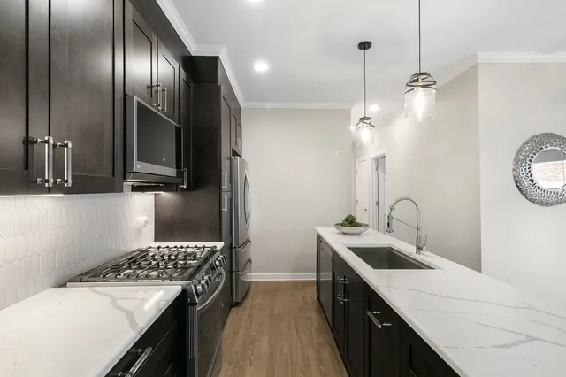 $339,000 | 395 North Delaplaine Road, Unit 1W, Riverside, IL 60546