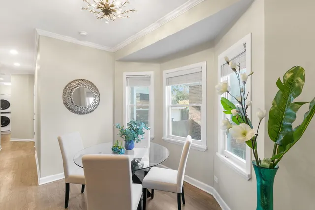 $339,000 | 395 North Delaplaine Road, Unit 1W, Riverside, IL 60546