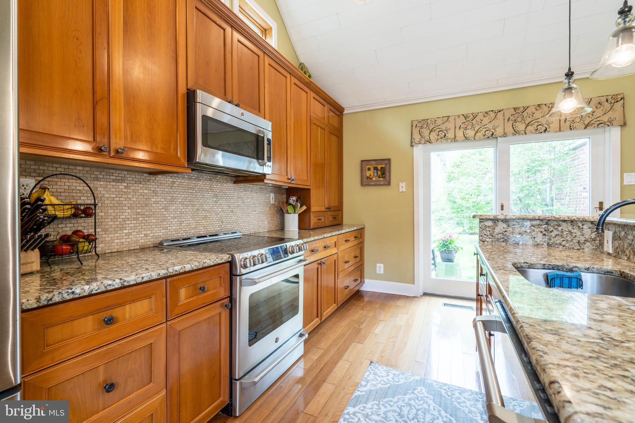 65 Crestline Road Wayne, PA 19087 - Photo 14 of 52 Stylish, updated kitchen