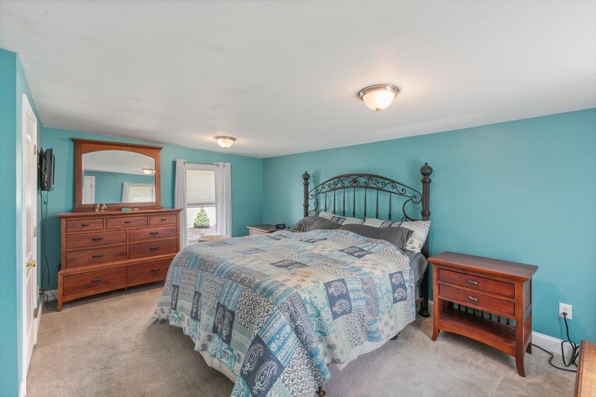 22 Collettes Grove Road Derry, NH 03038 - Photo 7 of 23