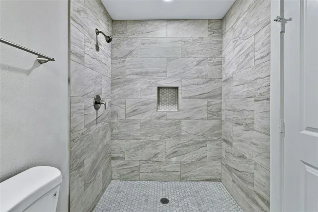 $1,750 | 907 Southwest Main Street, Ennis, TX 75119