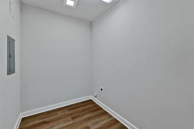 $1,750 | 907 Southwest Main Street, Ennis, TX 75119