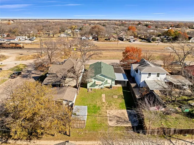$1,750 | 907 Southwest Main Street, Ennis, TX 75119