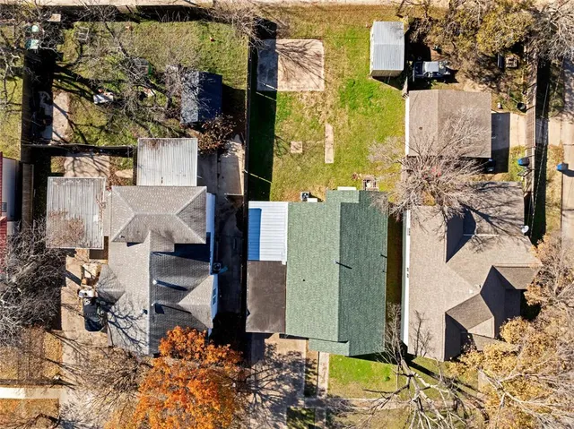 $1,750 | 907 Southwest Main Street, Ennis, TX 75119