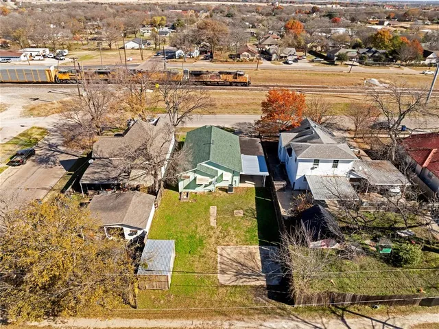 $1,750 | 907 Southwest Main Street, Ennis, TX 75119