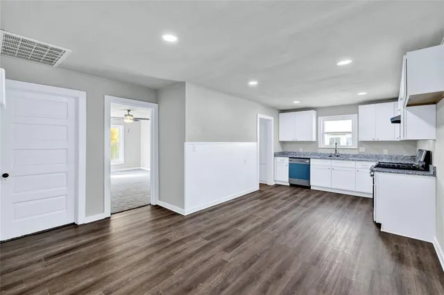 $1,750 | 907 Southwest Main Street, Ennis, TX 75119