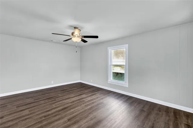 $1,750 | 907 Southwest Main Street, Ennis, TX 75119