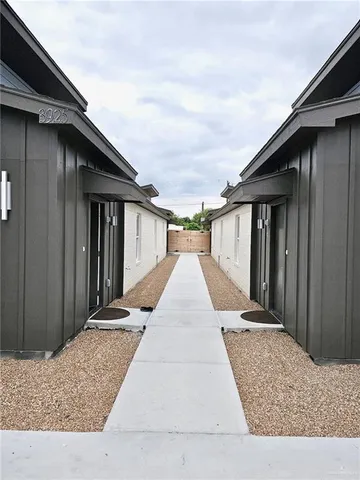 a sign that is sitting on the side of a road