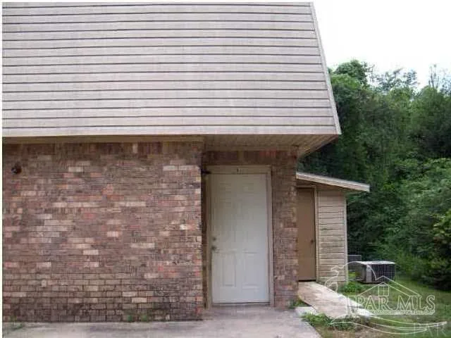 a view of a house with backyard